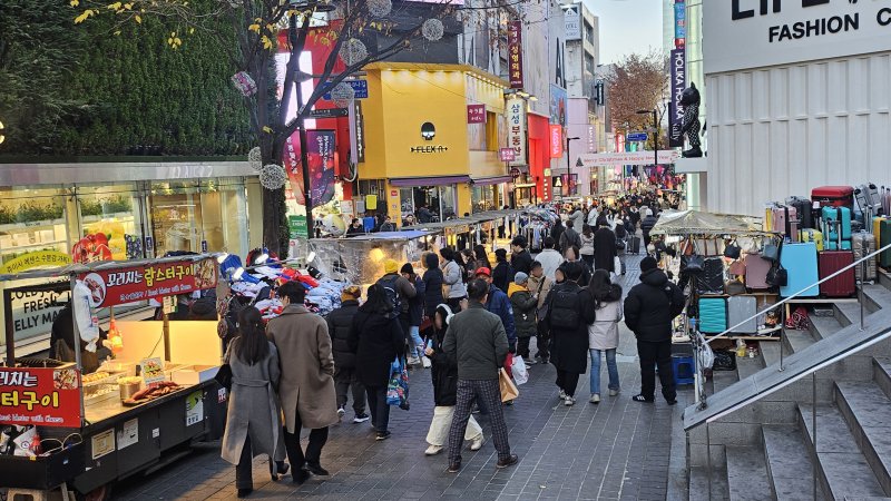 비상계엄 사태 이후인 지난 6일 오후 서울 명동 일대 거리가 국내외 관광객들로 북적이고 있다.