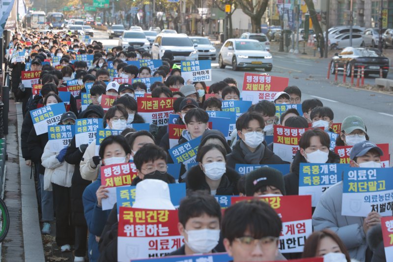 국회 앞 밤샘 집회 인파… "가결 때까지 촛불 들겠다"[탄핵정국 후폭풍 거리 나선 시민들]