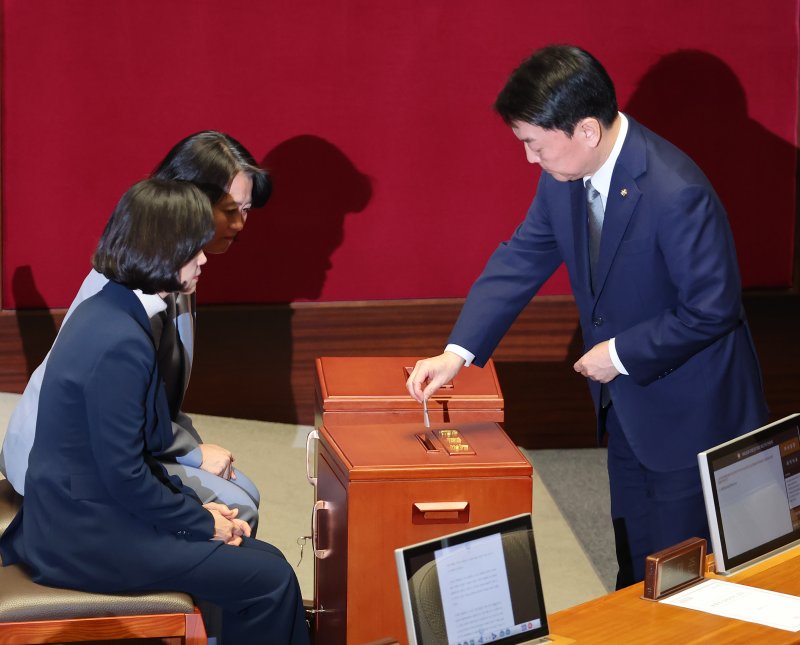 "이탈표 확보전략 없었다" 자성... 野, 모자란 8표 채우기 총공세[탄핵정국 후폭풍 질서 있는 퇴진 어떻게]