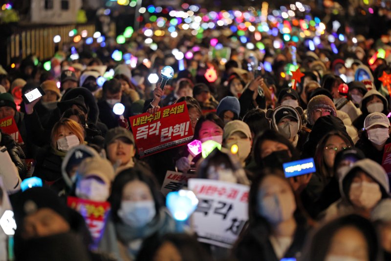 시위 독려하는 교수의 발언 논란 "여자 많이 나오니까..."