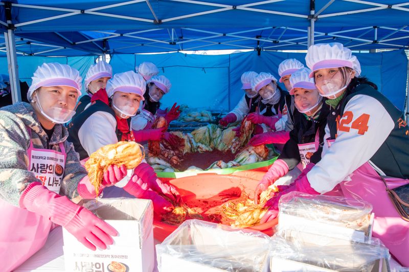 동의대 미래융합대학 동아리연합 회원들이 어려운 이웃에 전달할 김장 김치를 담고 있다. 동의대 제공