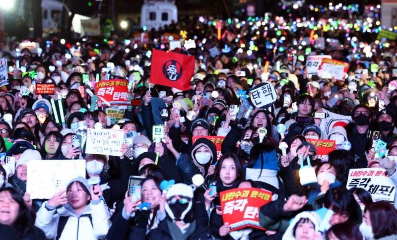 지난 8일 서울 여의도 국회 앞에서 윤석열 대통령 탄핵을 촉구하는 집회 참가자들이 손팻말을 들고 있다 뉴시스