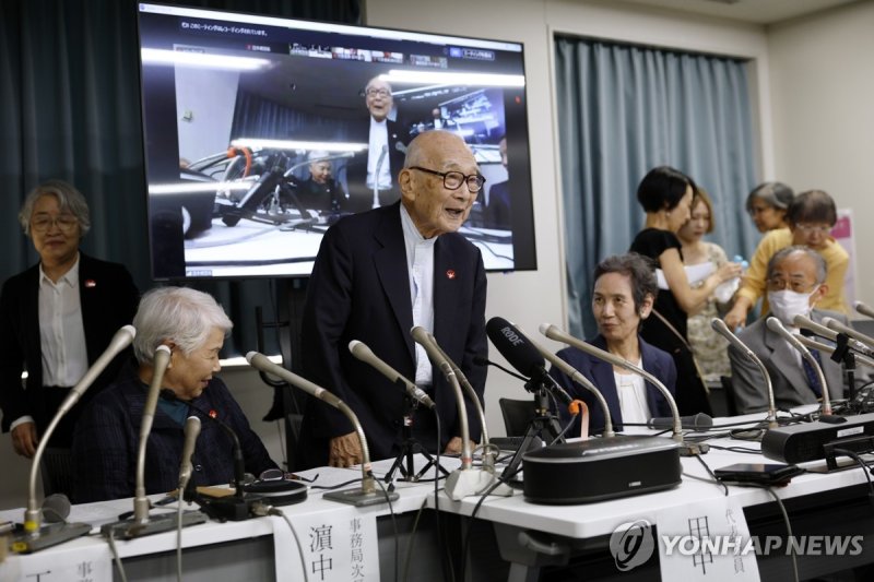 올해 노벨평화상 수상 단체인 '니혼히단쿄' 대표위원 등이 10월 12일 도쿄에서 기자회견을 하고 있다. (출처=연합뉴스)