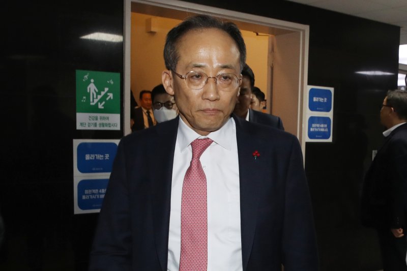 與 중진들 "추경호 원내대표직 유지해야...저희의 일치된 의견"