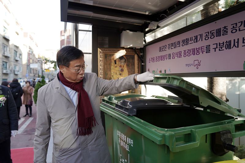 신상진 성남시장이 금광동 생활쓰레기 거점배출시설 개소식에 참석해 시설을 살피고 있다. 성남시 제공