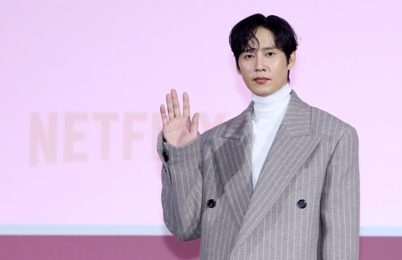 '오겜 야동 사진' 논란, 눈물의 해명에도..박성훈, 결국 드라마 하차