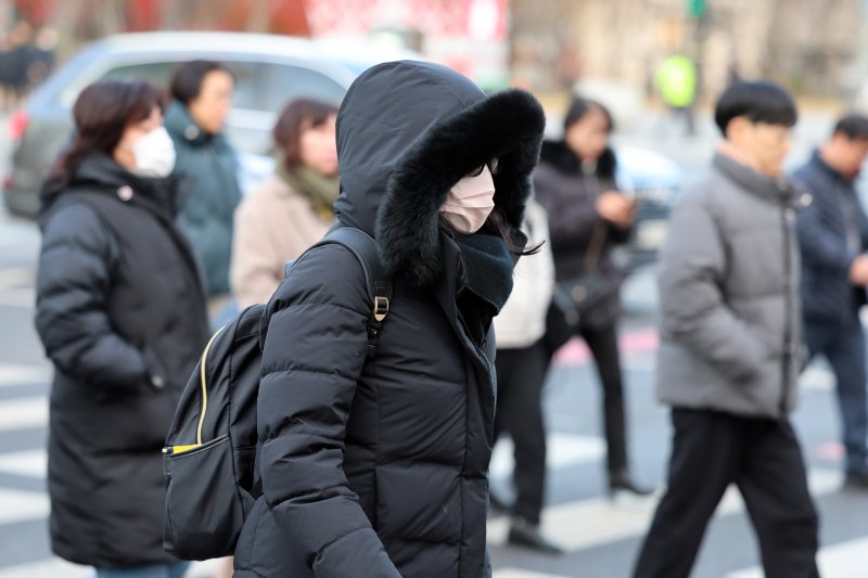 서울 세종대로사거리에서 출근길 시민들이 발걸음을 재촉하고 있다. 2024.12.3/뉴스1 ⓒ News1 황기선 기자