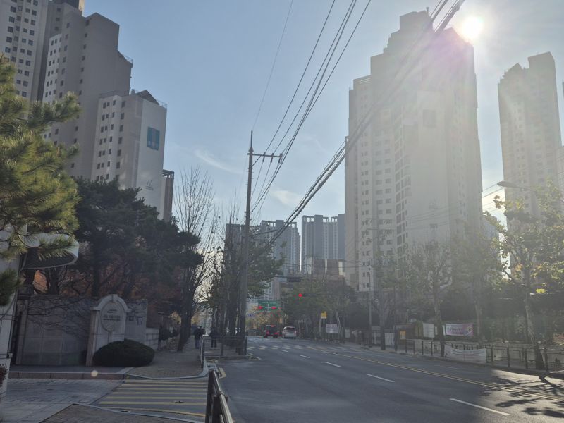 9일 낮 서울 강남 번화가 일대 대단지 아파트 앞 거리가 한산한 모습이다. 사진=연지안 기자