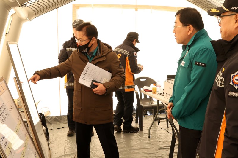 주낙영 경주시장이 9일 오전 감포항 앞바다에서 발생한 어선 충돌사고 현장본부를 찾아 "시 차원의 지원을 아끼지 않겠다"고 말했다. 주 시장이 사고대책본부에서 보고를 받고 있다. (경주시 제공) 2024.12.9/뉴스1 /사진=뉴스1