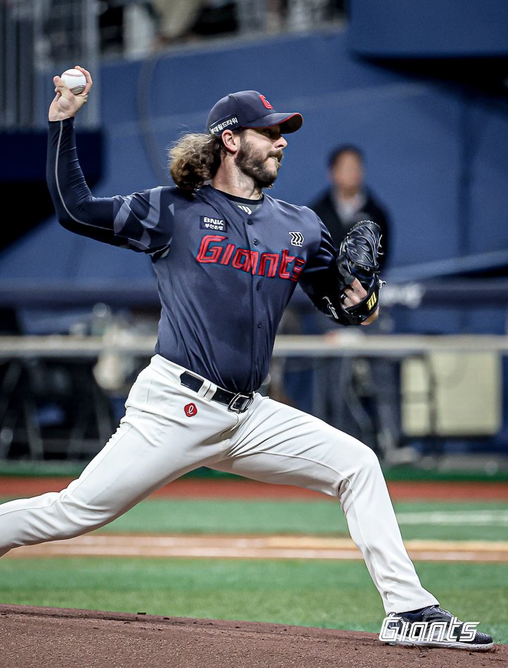 [서울=뉴시스] 프로야구 롯데 자이언츠의 외국인 투수 애런 윌커슨이 22일 서울 고척스카이돔에서 열린 2024 신한 쏠뱅크 KBO리그 키움 히어로즈와의 경기에 선발 등판해 공을 던지고 있다. 2024.06.22. (사진=롯데 제공) *재판매 및 DB 금지