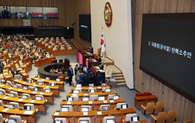 7일 오후 서울 여의도 국회에서 열린 제418회국회(정기회) 제17차 본회의에서 검표요원들이 윤석열 대통령 탄핵소추안 표결에 대한 명패수를 확인하고 있다. 뉴시스