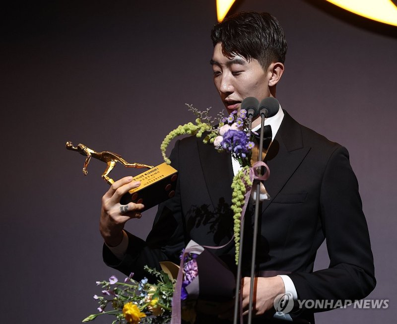 트로피 바라보는 조현우 (출처=연합뉴스)