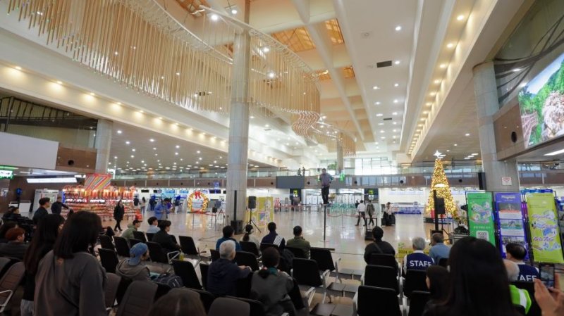 [서울=뉴시스] 김해공항 서남재 공연 전경 (사진=한국문화예술위원회 제공) 2024.12.09. photo@newsis.com *재판매 및 DB 금지