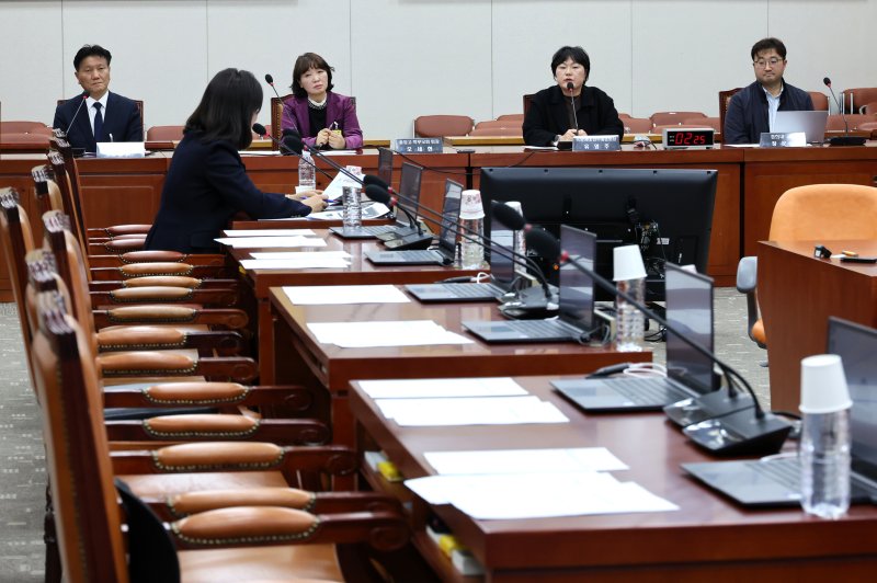 9일 오후 서울 여의도 국회에서 교육위원회의 윤석열 대통령 비상계엄 사태 관련 현안질의가 열린 가운데 국민의힘 의원들 자리가 비어 있다. 뉴시스