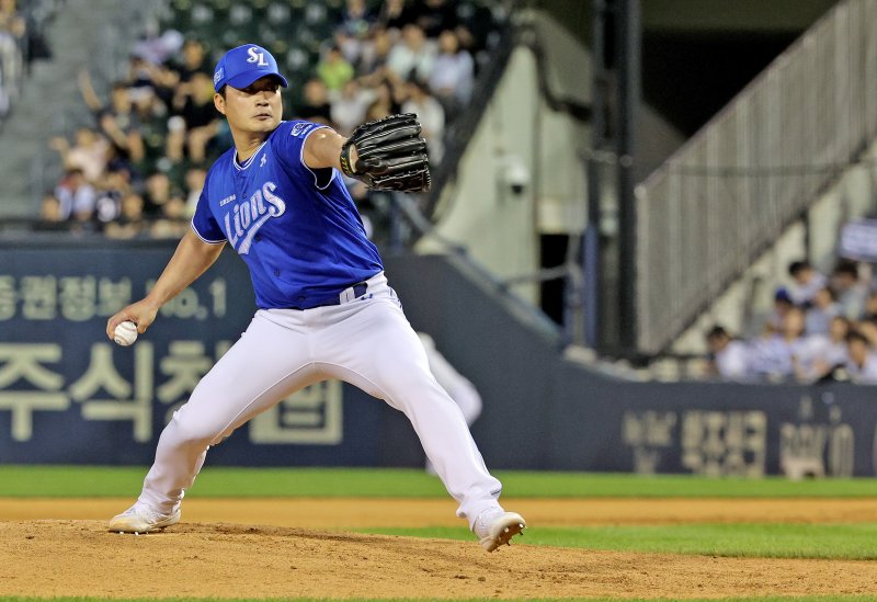 14일 오후 서울 송파구 잠실야구장에서 열린 프로야구 ' 2024 신한은행 SOL뱅크 KBO리그' 삼성 라이온즈와 두산 베어스의 경기, 9회말 삼성 오승환이 등판해 역투하고 있다. 2024.7.14/뉴스1 ⓒ News1 장수영 기자