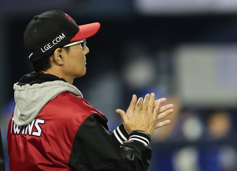 17일 오후 서울 송파구 잠실야구장에서 열린 프로야구 '2024 신한 SOL 뱅크 KBO 포스트시즌' 플레이오프 3차전 삼성 라이온즈와 LG 트윈스의 경기, LG 염경엽 감독이 1대0 승리 후 선수들을 격려하고 있다. 2024.10.17/뉴스1 ⓒ News1 김도우 기자