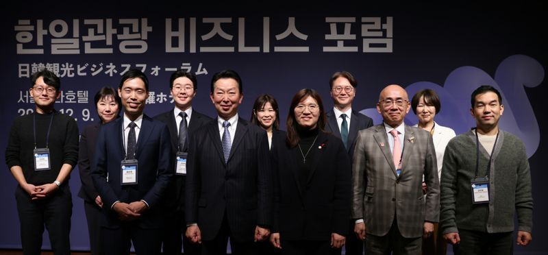 9일 서울 중구 신라호텔에서 열린 '한일관광 비즈니스 포럼'에서 장미란 문화체육관광부 제2차관(앞줄 오른쪽 세번째)과 하라이카와 나오야 일본 국토교통성 관광청장(앞줄 오른쪽 네번째) 등 참석자들이 기념촬영을 하고 있다. 문체부 제공