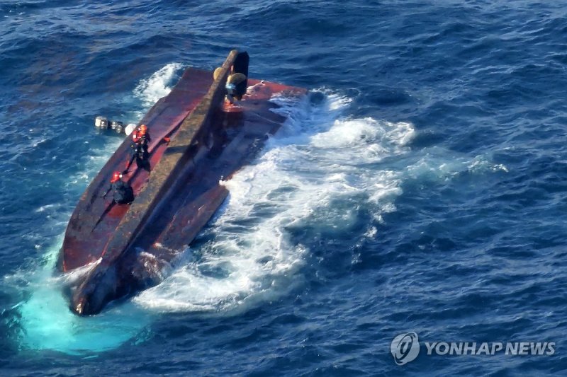 경주 앞바다 어선 전복..."새벽시간대 사고여서 피해 커"