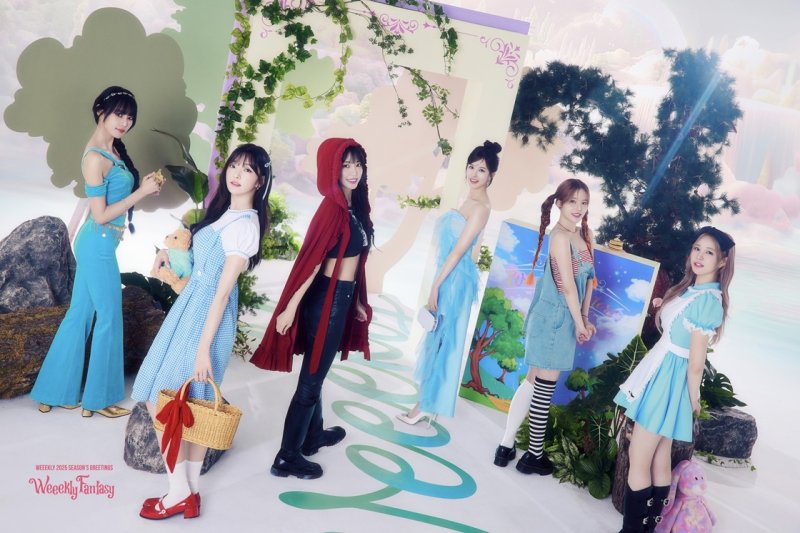 위클리, 동화 속 주인공 변신…2025 시즌 그리팅 출시