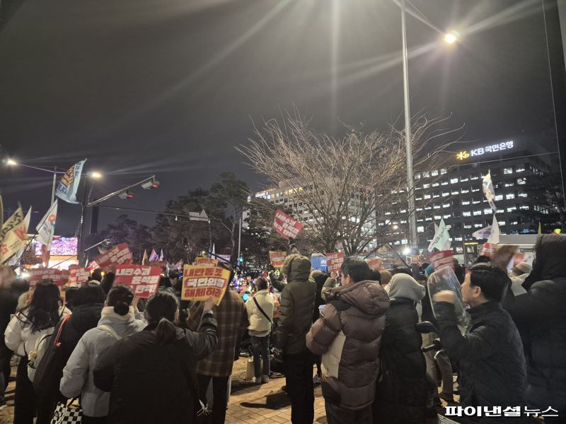 9일 오후 6시께 윤석열 대통령의 퇴진을 촉구하는 이들이 '시민 촛불'집회를 가지고 있다. 사진=김동규 기자