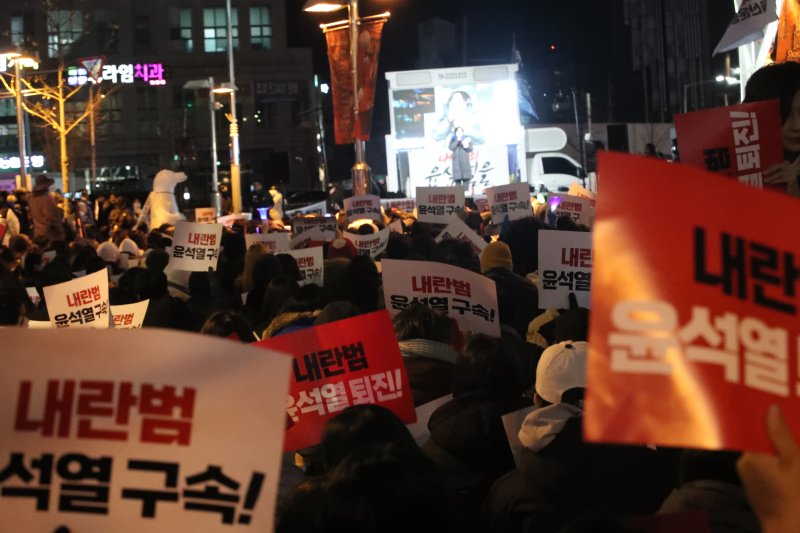 9일 오후 6시 울산 롯데백화점 앞 윤석열 퇴진 집회에 경찰·주최측 추산 700여명의 시민이 참여했다.2024.12.9./뉴스1 김세은 기자 /사진=뉴스1