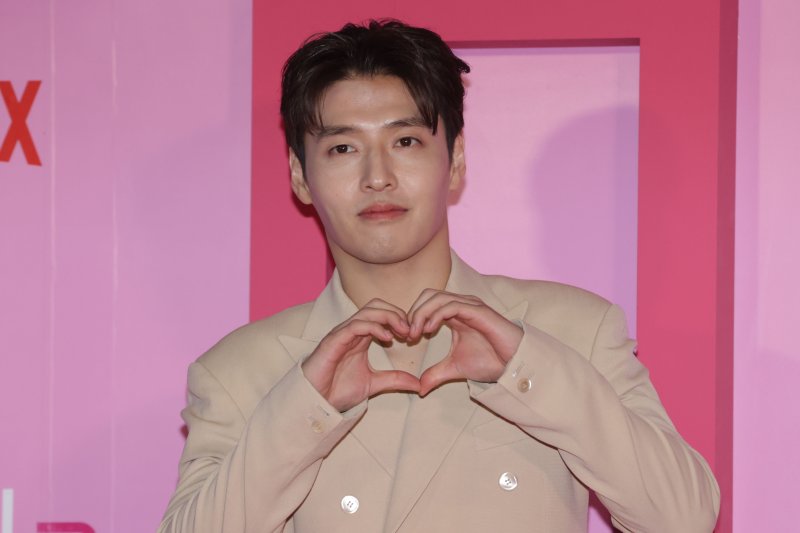 배우 강하늘이 9일 오후 서울 중구 동대문디자인플라자에서 열린 넷플릭스 시리즈 '오징어 게임 시즌2' 월드 프리미어 이벤트인 핑크 카펫 포토월에서 포즈를 취하고 있다.