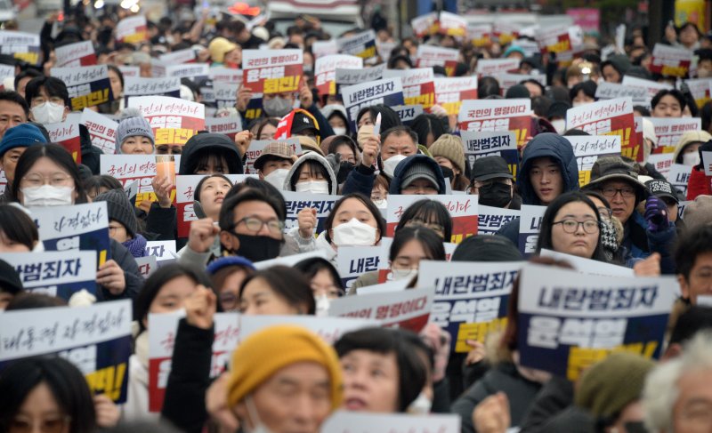 "오늘 시국 선언과 시위로 강의 못 갑니다"... 교수의 대답 화제