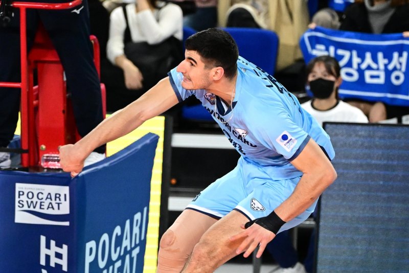 스파이크하는 우리카드의 니콜리치 (출처=연합뉴스)