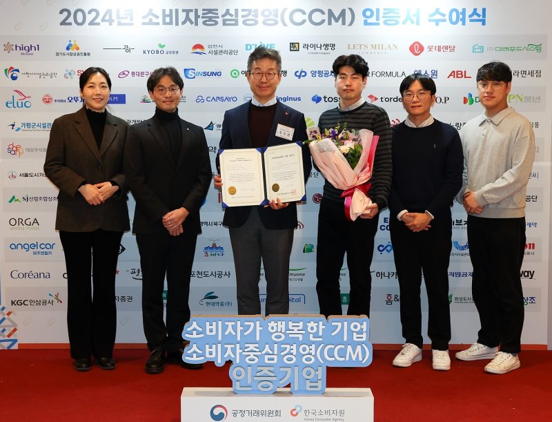 지난 9일 서울 송파구 롯데호텔에서 열린 2024년 소비자중심경영(CCM) 인증서 수여식에서 최진환 롯데렌탈 대표이사(가운데) 등 관계자들이 기념 촬영하고 있다. 롯데렌탈 제공