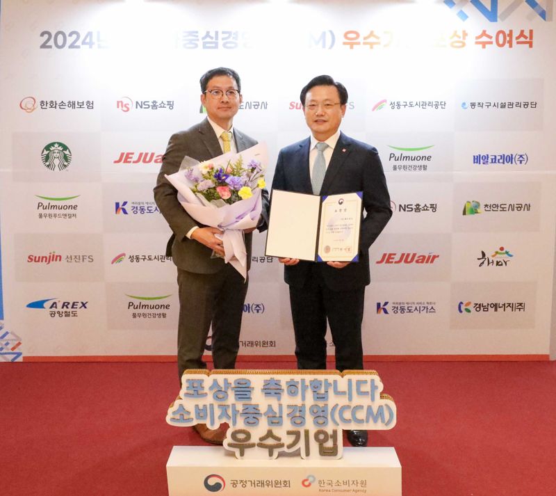 김이배 제주항공 대표이사(오른쪽)가 지난 9일 서울 롯데호텔 월드에서 열린 '2024년 CCM 우수 인증 기업 포상 및 시상식'에서 공정거래위원장 표창을 수상한 뒤 김경원 제주항공 커머셜전략실장과 기념촬영을 하고 있다. 제주항공 제공