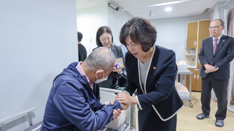 강정애 국가보훈부 장관이 지난달 1일 강원 원주시 원주보훈요양원을 방문해 입원 중인 국가유공자들을 위문하고 있다. 사진=국가보훈부 제공