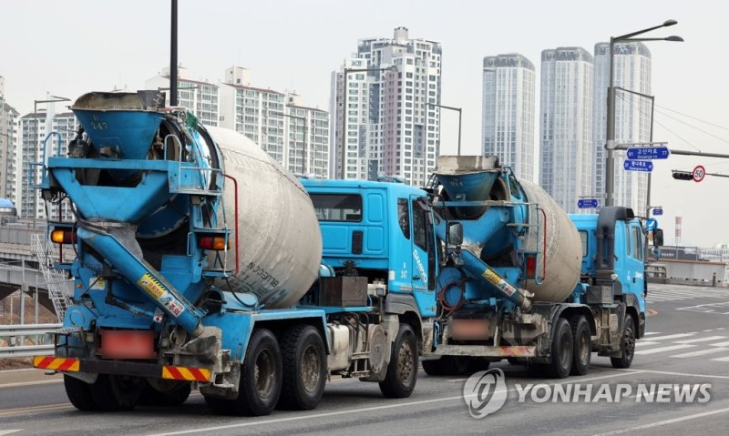 건설현장으로 이동하는 레미콘 차량 (출처=연합뉴스)