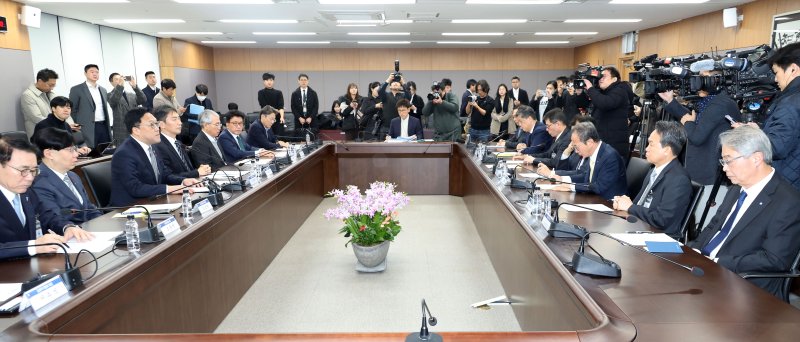 [서울=뉴시스] 배훈식 기자 = 김병환 금융위원장이 9일 오전 서울 종로구 정부서울청사에서 금융상황점검회의를 하고 있다. (공동취재) 2024.12.09. photo@newsis.com