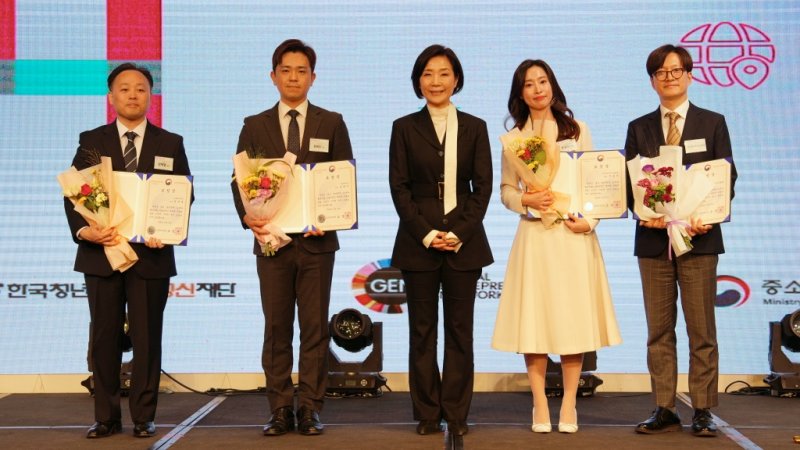 [부천=뉴시스] 정일형 기자 = 가톨릭대 성재열 교수(맨 왼쪽)가 ‘2024 기업가정신 확산 및 진흥 유공 시상식’에서 중소벤처기업부 장관 표창을 수상했다. (사진은 가톨릭대 제공)