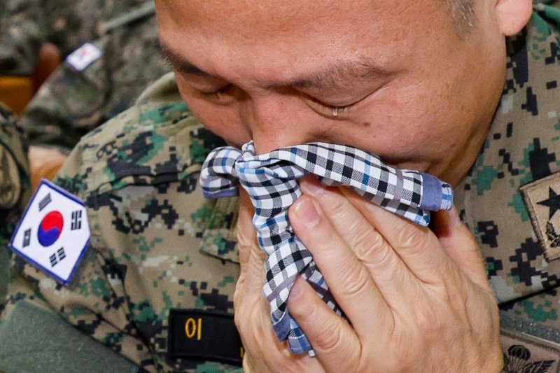 비상계엄 당시 국회에 투입된 제1공수특전여단의 이상현 여단장이 10일 오전 서울 여의도 국회 국방위원회에서 열린 계엄 관련 긴급 현안질의에 출석해 눈물을 흘리고 있다. 뉴스1