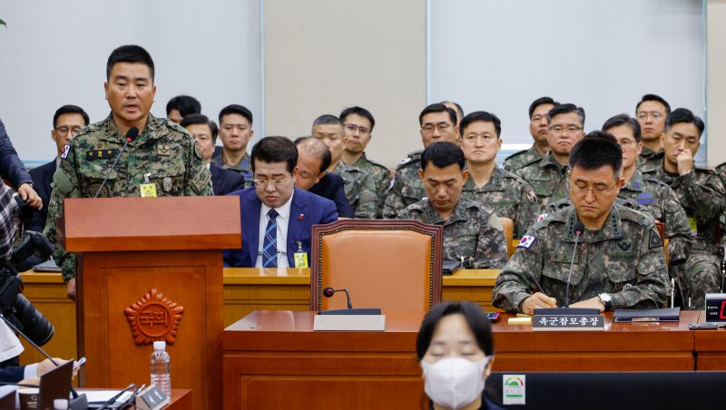 비상계엄 당시 국회에 투입된 육군 특수전사령부 김현태 707특수임무단장이 10일 오전 서울 여의도 국회 국방위원회에서 열린 계엄 관련 긴급 현안질의에 출석해 답변하고 있다. 앞줄 오른쪽은 계엄사령관을 지낸 박안수 육군참모총장. 사진=뉴스1화상