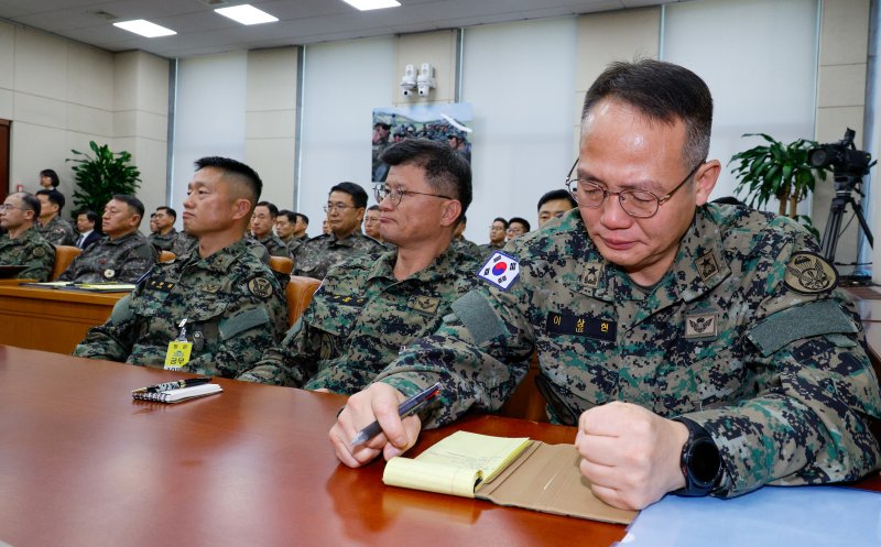 비상계엄 당시 국회에 투입된 제1공수특전여단의 이상현 여단장이 10일 오전 서울 여의도 국회 국방위원회에서 열린 계엄 관련 긴급 현안질의에 출석해 눈물을 흘리고 있다. 2024.12.10/뉴스1 ⓒ News1 안은나 기자