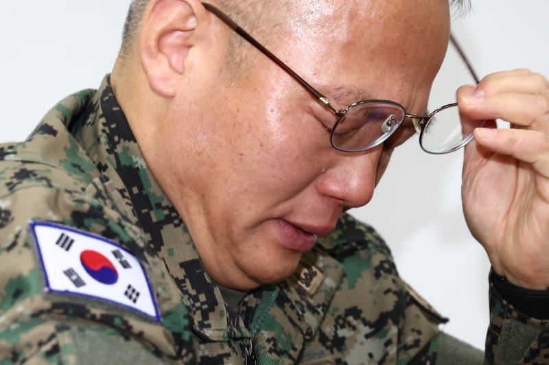 이상현 제1공수여단장이 10일 오전 서울 여의도 국회 국방위원회에서 열린 계엄 관련 긴급 현안질의에 출석해 눈물을 흘리고 있다. 2024.12.10/뉴스1 ⓒ News1 김민지 기자