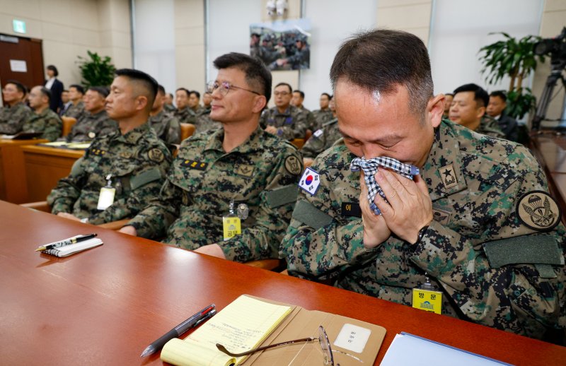 비상계엄 당시 국회에 투입된 제1공수특전여단의 이상현 여단장이 10일 오전 서울 여의도 국회 국방위원회에서 열린 계엄 관련 긴급 현안질의에 출석해 눈물을 흘리고 있다. 2024.12.10/뉴스1 ⓒ News1 안은나 기자