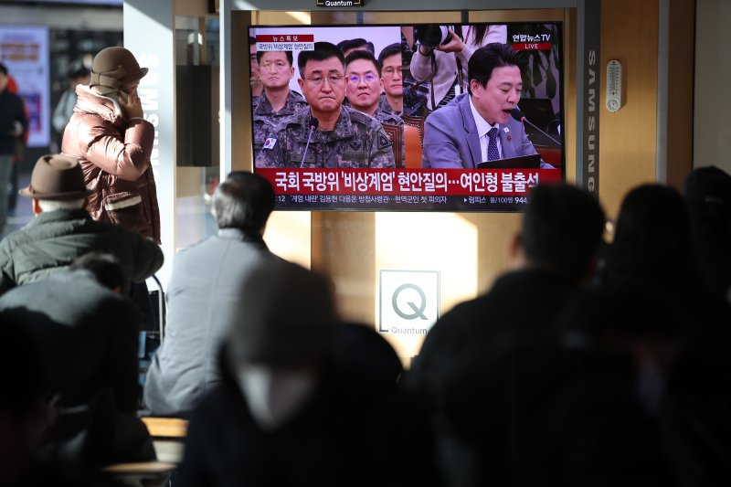 10일 오전 서울역 대합실에서 시민들이 국회 국방위원회회 계엄 관련 긴급 현안질의 방송을 시청하고 있다. 2024.12.10/뉴스1 ⓒ News1 이승배 기자