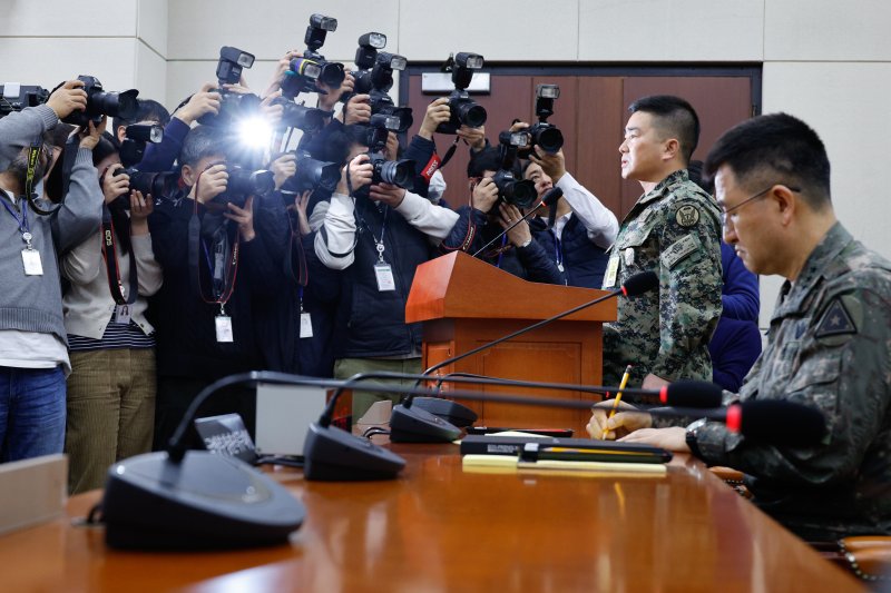 비상계엄 당시 국회에 투입된 육군 특수전사령부 김현태 707특수임무단장이 10일 오전 서울 여의도 국회 국방위원회에서 열린 계엄 관련 긴급 현안질의에 출석해 답변하고 있다. 오른쪽은 계엄사령관을 지낸 박안수 육군참모총장. 2024.12.10/뉴스1 ⓒ News1 안은나 기자