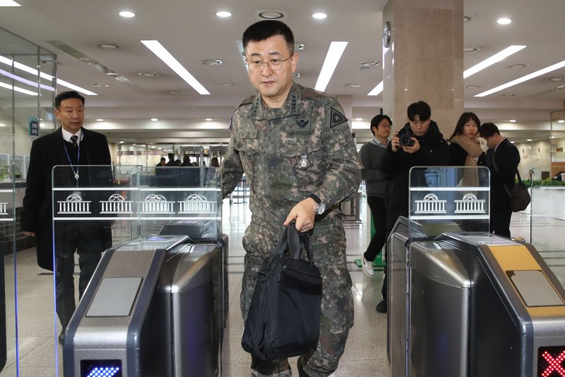 박안수 육군참모총장(전 계엄사령관)이 10일 오전 국방위원회 전체회의에 출석하기 위해 서울 여의도 국회에 도착하고 있다. 2024.12.10/뉴스1 ⓒ News1 이광호 기자