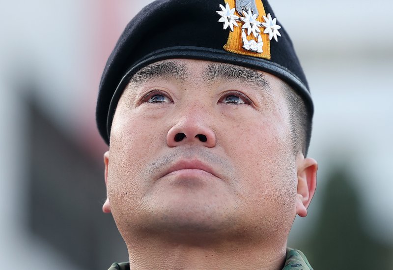 김현태 특전사 제707특수임무단 단장이 9일 오전 서울 용산구 국방부 전쟁기념관 앞에서 기자회견을 하며 눈시울을 붉히고 있다. 앞서 국방부 검찰단은 지난 6일 비상계엄 관련 내란죄 등으로 고발되거나 연루된 현역 군인 10명에 대해 법무부에 긴급 출국금지를 신청했으며, 김 단장도 여기에 포함됐다. 2024.12.9/뉴스1 ⓒ News1 김진환 기자