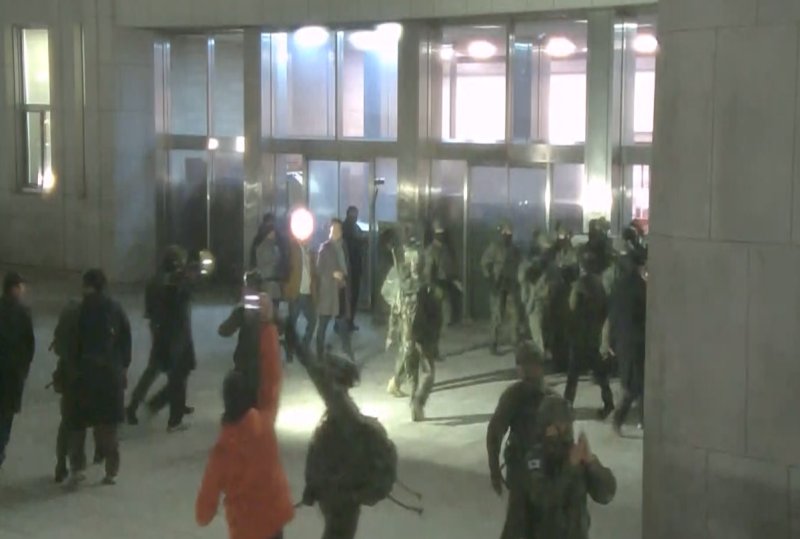 국회사무처가 계엄군의 국회 본관 진입 과정이 담긴 CCTV를 4일 공개했다. 김민기 국회사무총장은 국방부가 헬기로 24차례에 걸쳐 무장한 계엄군 230여 명을 국회 경내로 진입시켰다며 0시 40분에는 계엄군 50여 명을 추가로 국회 외곽 담장을 넘어 진입시켰다고 전했다. 사진은 국회 본관 진입을 시도하는 계엄군 모습. (국회사무처 제공) 2024.12.4/뉴스1