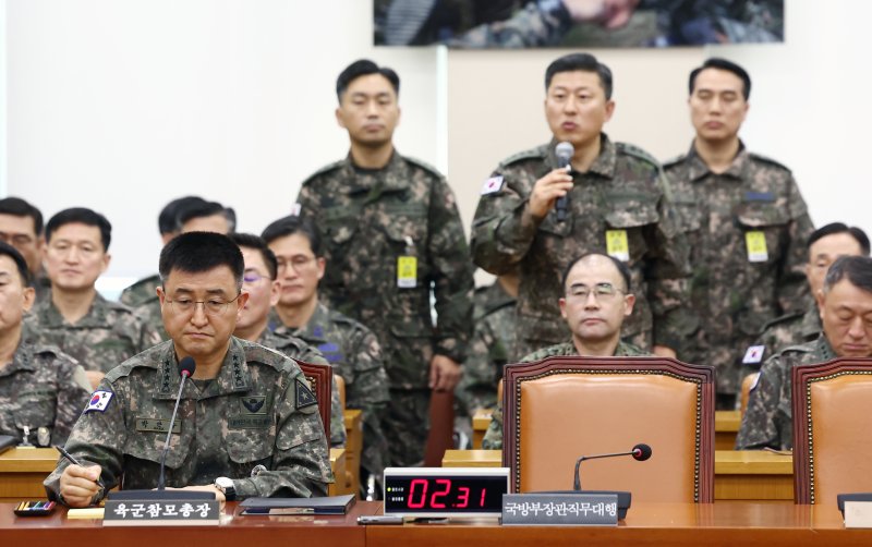 박안수 전 계엄사령관(육군참모총장)이 10일 오전 서울 여의도 국회 국방위원회에서 열린 계엄 관련 긴급 현안질의에서 정성우 방첩사 1처장 등의 증언을 듣고 있다. 사진=뉴스1