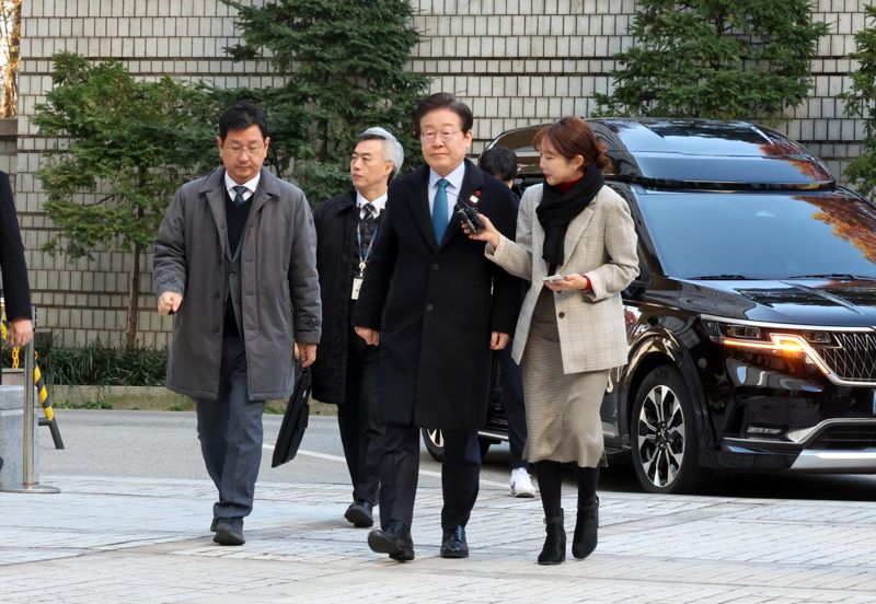 이재명 더불어민주당 대표가 10일 서울 서초구 서울중앙지방법원에서 열린 '대장동 배임·성남FC 뇌물' 혐의 관련 공판에 출석하고 있다. 사진=박범준 기자