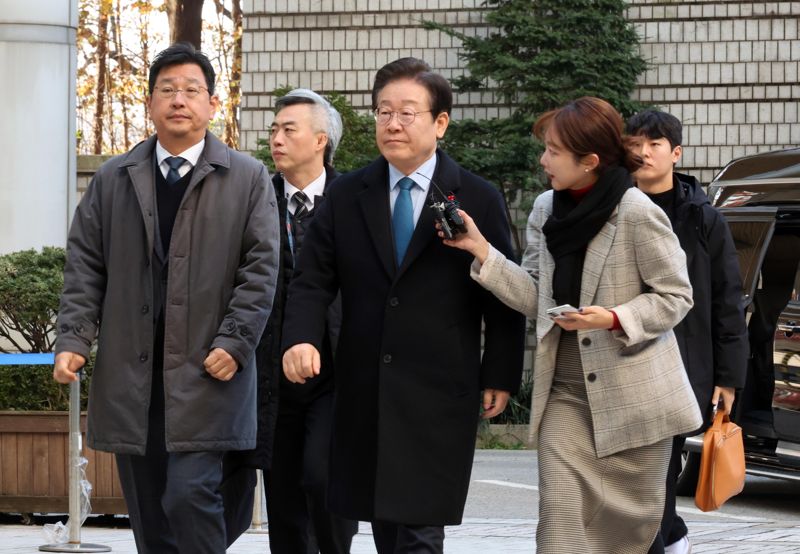 이재명 더불어민주당 대표가 10일 서울 서초구 서울중앙지방법원에서 열린 '대장동 배임·성남FC 뇌물' 혐의 관련 공판에 출석하고 있다. 사진=박범준 기자