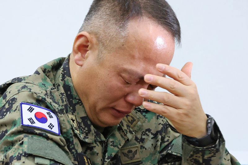 [서울=뉴시스] 조성우 기자 = 지난 3일 비상계엄 사태 당시 국회에 투입된 제1공수특전여단 이상현(오른쪽) 여단장이 10일 오전 서울 여의도 국회에서 열린 국방위원회의 긴급 현안질의에 출석해 눈물을 흘리고 있다. 2024.12.10. xconfind@newsis.com