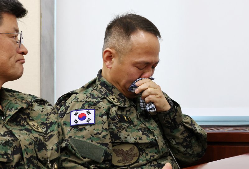 [서울=뉴시스] 조성우 기자 = 지난 3일 비상계엄 사태 당시 국회에 투입된 제1공수특전여단 이상현 여단장이 10일 오전 서울 여의도 국회에서 열린 국방위원회의 긴급 현안질의에 출석해 눈물을 닦고 있다. 2024.12.10. xconfind@newsis.com
