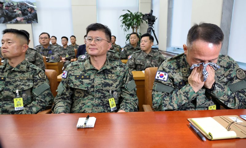 [서울=뉴시스] 조성우 기자 = 지난 3일 비상계엄 사태 당시 국회에 투입된 제1공수특전여단 이상현(오른쪽) 여단장이 10일 오전 서울 여의도 국회에서 열린 국방위원회의 긴급 현안질의에 출석해 눈물을 닦고 있다. 2024.12.10. xconfind@newsis.com